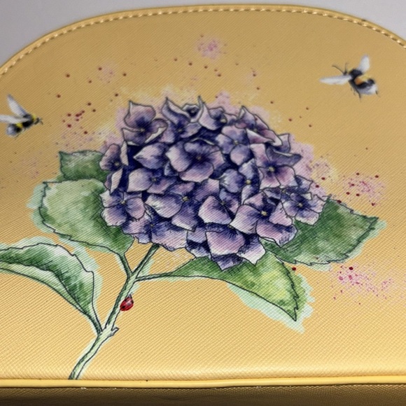 WRENDALE BRAND YELLOW HYDRANGEA WITH BEES AND LADYBUG DESIGN
VINYL ZIP CLOSURE - Picture 3 of 12